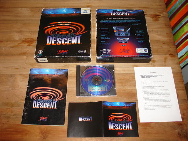 Descent EUR Boxed contents