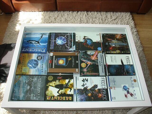 Vitrine Table layout rear