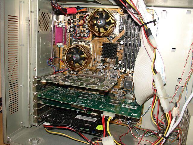 Gradinko SMP 2000 + Matrox Parhelia AGP 256MB & 3dfx Voodoo5 5500 PCI 64MB closeup