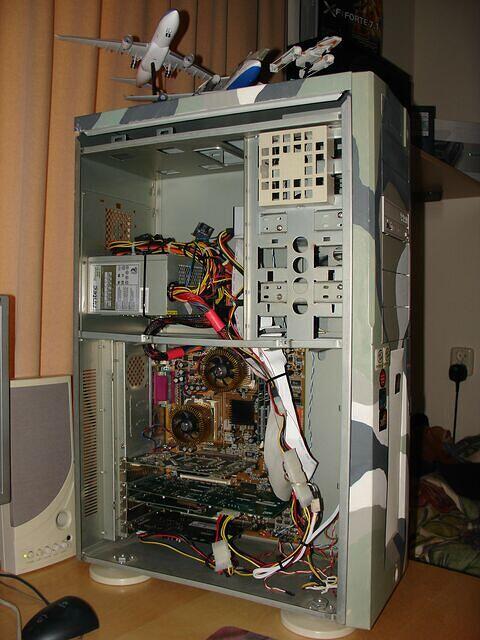 Gradinko SMP 2000 + Matrox Parhelia AGP 256MB & 3dfx Voodoo5 5500 PCi 64MB Side panel removed