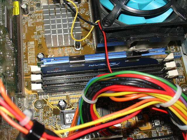 1x 1024 MB PC-3200 CL2 Kingston Hyper-X