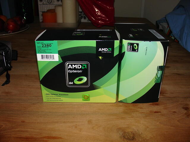 2x AMD OpteronDP 2380 C2 CPU's Boxed Opteron Ring Pattern a.JPG