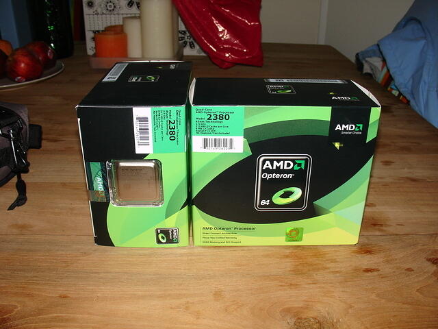 2x AMD OpteronDP 2380 C2 CPU's Boxed Opteron Ring Pattern b.JPG