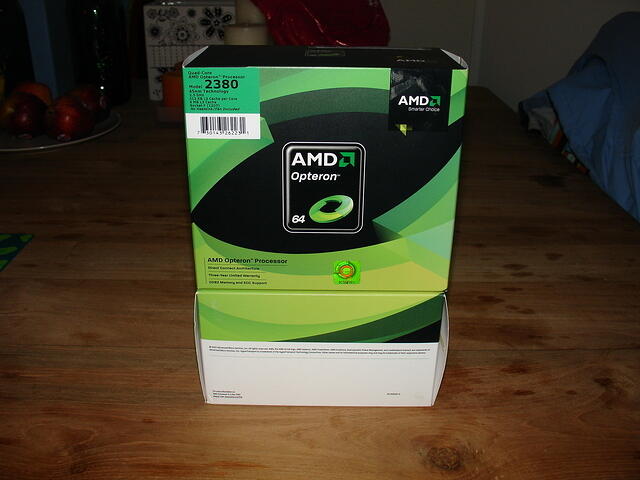 2x AMD OpteronDP 2380 C2 CPU's Boxed Opteron Ring Pattern c.JPG