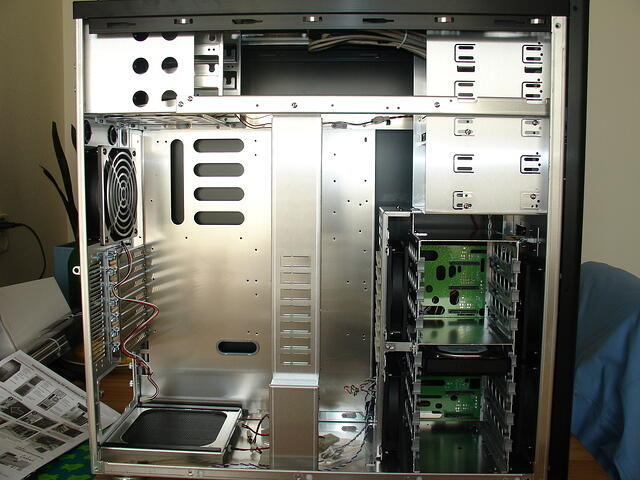 Blue Leader's Lian Li PC-A7010B Internals.JPG