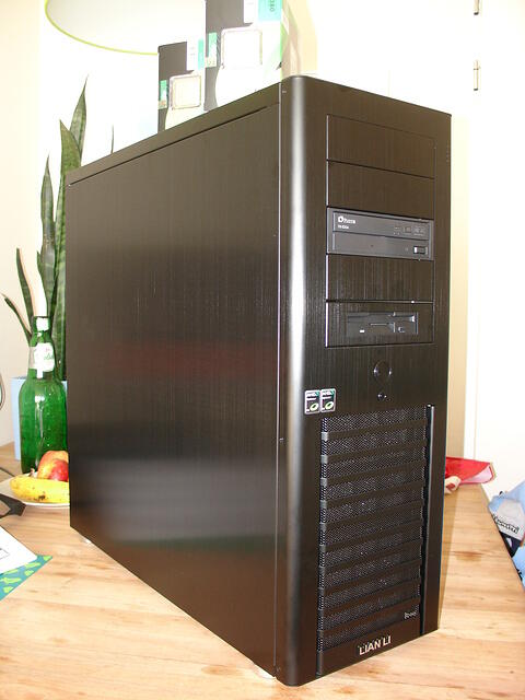 Blue Leader's Lian Li PC-A7010B b.JPG