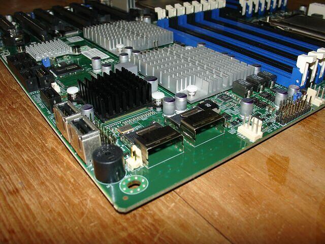 LSI 2008i SAS6-600 Controlelr & Inputs closeup