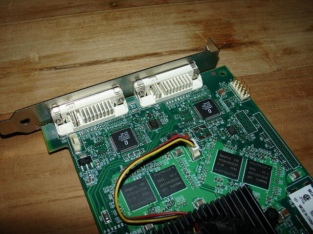 Matrox Parhelia AGP 256MB 256Bit DDR Rev.A 4004 feature connectors
